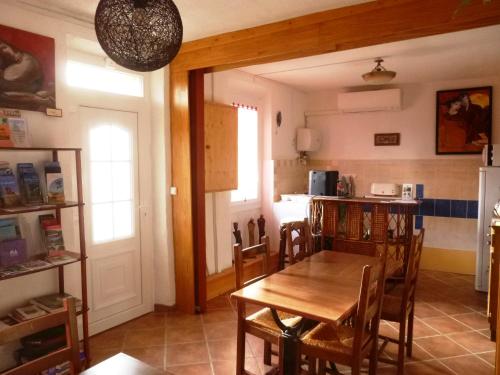 une cuisine et une salle à manger avec une table et des chaises dans l'établissement L'Art de Vivre, à Latour-de-France