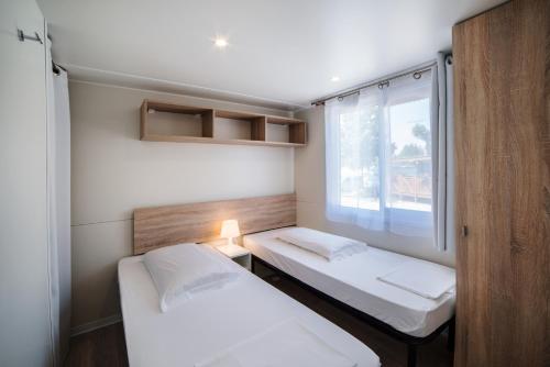 Postel nebo postele na pokoji v ubytování Baia Holiday Gasparina