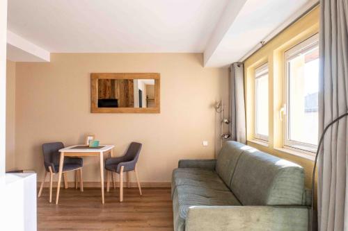 un salon avec un canapé et une table dans l'établissement Le Picasso - Centre - Rue Piétonne - Annecy, à Annecy