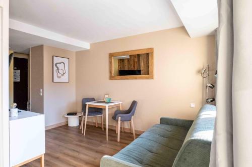un salon avec un canapé et une table dans l'établissement Le Picasso - Centre - Rue Piétonne - Annecy, à Annecy