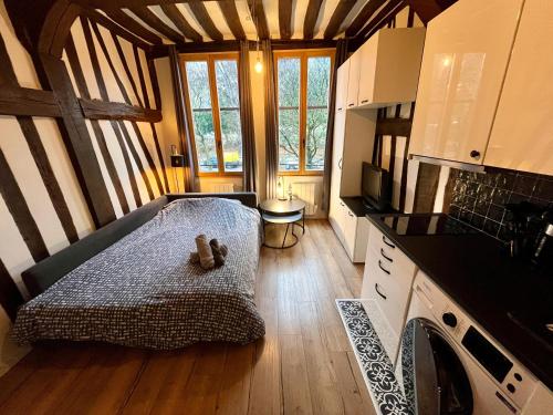 une chambre avec un lit avec un ours en peluche dessus dans l'établissement Évasion rouennaise - 361, à Rouen