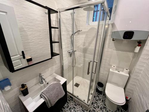 une salle de bain avec une douche, des toilettes et un lavabo dans l'établissement Évasion rouennaise - 361, à Rouen