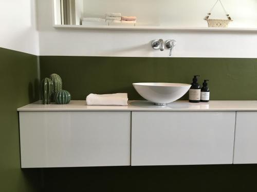 a white counter with a bowl on it in a bathroom at Tana Panorama - Apartments in Tana