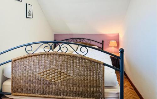 Ένα ή περισσότερα κρεβάτια σε δωμάτιο στο 2 Bedroom Pet Friendly Home In Westende