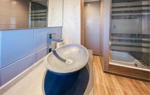 Ένα μπάνιο στο 2 Bedroom Pet Friendly Home In Westende