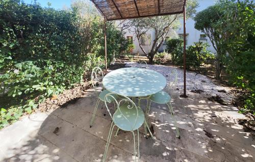 une table et deux chaises assises sous un auvent dans l'établissement Lovely Home In Saint Laurent De La Ca, à Saint-Laurent-de-la-Cabrerisse