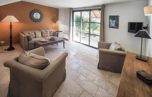 un salon avec deux canapés et une table dans l'établissement Lovely Home In Saint Laurent De La Ca, à Saint-Laurent-de-la-Cabrerisse