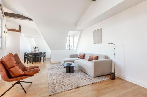 un salon avec un canapé et une chaise dans l'établissement Amazing Apartment 3Bedrooms Champs Elysées AC, à Paris