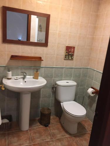a bathroom with a toilet and a sink at Majaceite in El Bosque