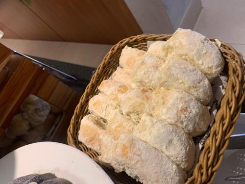 a basket of bread on a table next to a plate at Nobile Inn Meridional Cariacica in Cariacica