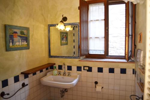 Ένα μπάνιο στο Appartamento Il Fienile Del Sole, Wifi, Perugia