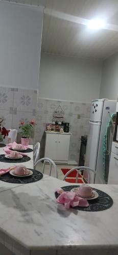 a kitchen with a table with plates on it at Apartamento mobiliado no centro, Siqueira Campos, in Santarém
