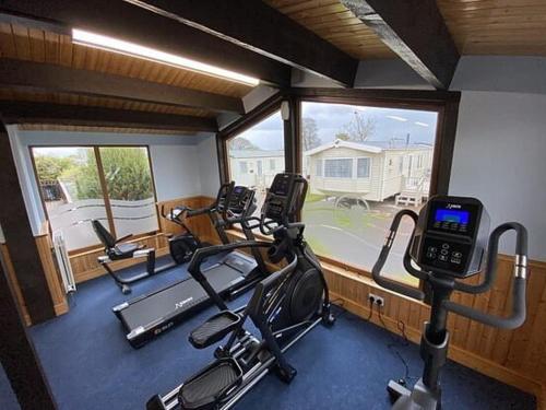 Fitness centrum a/nebo fitness zařízení v ubytování Daisy's Haven - Endless Pool, Tennis, Sky TV