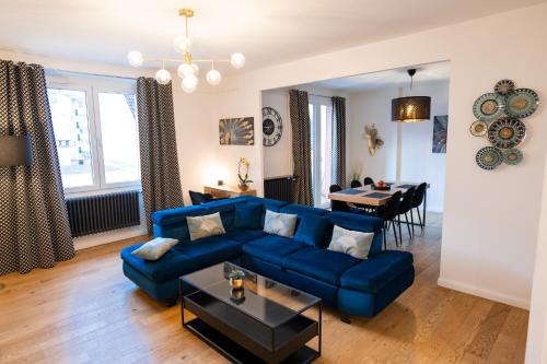 un salon avec un canapé bleu et une table dans l'établissement Le Mandallaz - Coeur d 'Annecy, à Annecy
