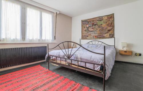 une chambre avec un lit et un tapis dans l'établissement Awesome Home In Dunkerque With Wifi, à Dunkerque