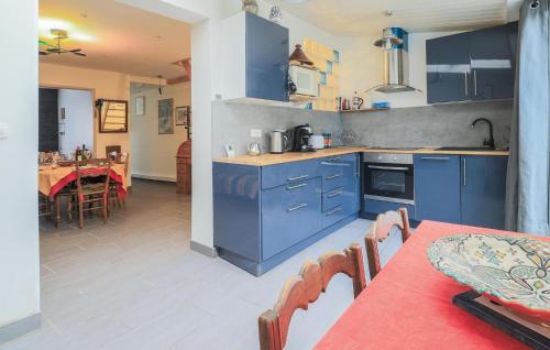 Dapur atau dapur kecil di Awesome Home In Dunkerque With Wifi