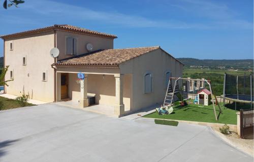 Ο χώρος παιχνιδιού για παιδιά στο Beautiful Home In Calvisson With Wifi