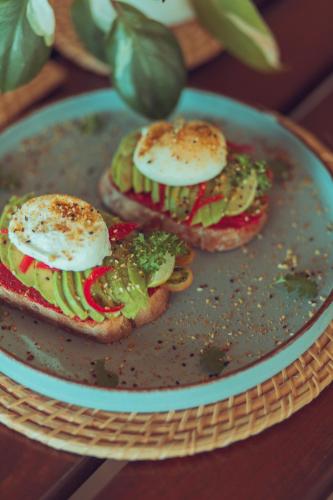 dois sanduíches com ovos e vegetais em um prato em Ella Soul Resort em Ella