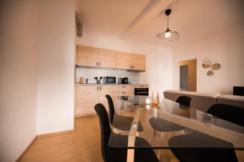 une cuisine et une salle à manger avec une table et des chaises dans l'établissement Spacious Modern Paisible Mulhouse near train station, à Mulhouse