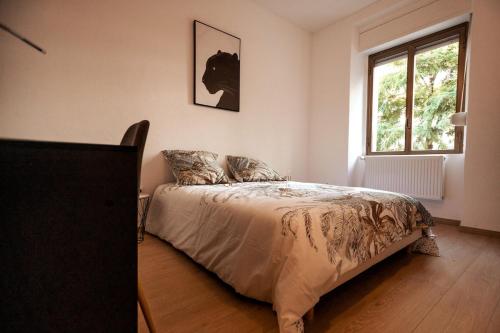 une chambre avec un lit et une fenêtre dans l'établissement Spacious Modern Paisible Mulhouse near train station, à Mulhouse