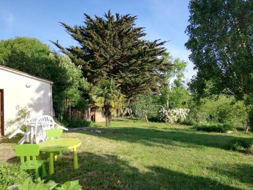 Zahrada ubytování Agréable maison calme avec terrasse, jardin et vue sur verger