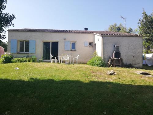 Zahrada ubytování Agréable maison calme avec terrasse, jardin et vue sur verger