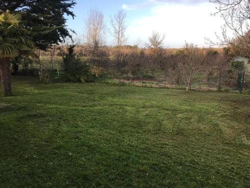 Zahrada ubytování Agréable maison calme avec terrasse, jardin et vue sur verger