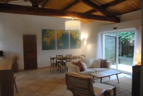 Posezení v ubytování Agréable maison calme avec terrasse, jardin et vue sur verger