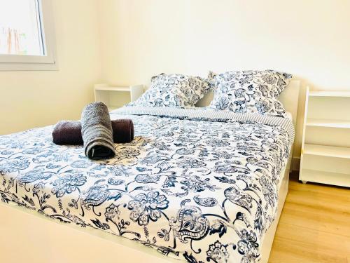une chambre avec un lit avec une couette bleue et blanche dans l'établissement La Suite Côté Loire, à Orléans