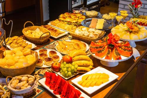a buffet filled with lots of different types of food at Pousada Flores do Cerrado in Pirenópolis