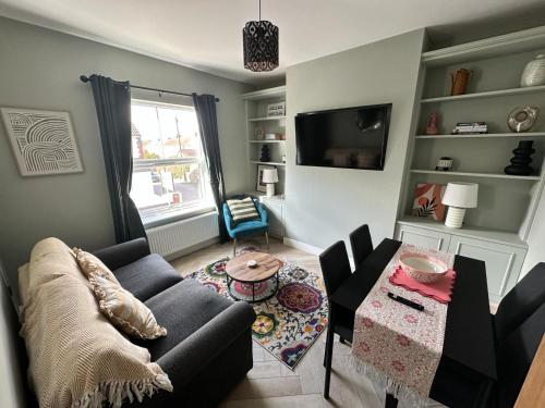 TV a/nebo společenská místnost v ubytování Bronte Cottage - Quirky, central, 2bed, seaside