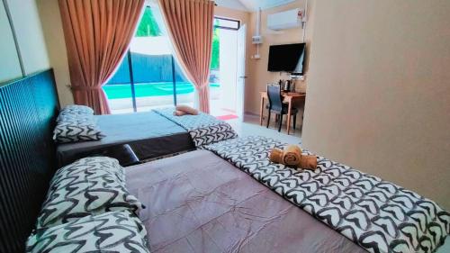 Postel nebo postele na pokoji v ubytování Chalet Kampung Yan (OFFICIAL)