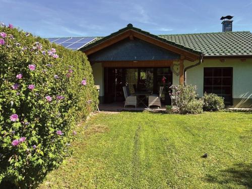 una casa con un patio con flores y un patio en Am Hang, en Blankenburg