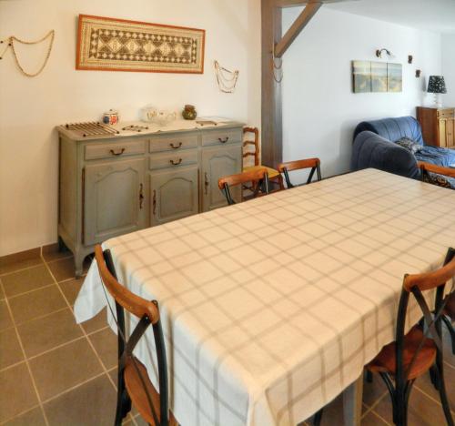 une cuisine avec une table et des chaises dans une pièce dans l'établissement Maison familiale spacieuse à Le Verdon-sur-Mer avec jardin 120 m², au Le Verdon-sur-Mer