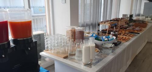 カットーリカにあるDiplomat Marineのテーブルの上に並ぶドリンクと料理のビュッフェ