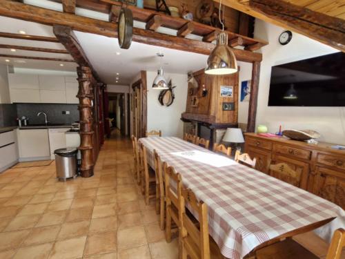 une salle à manger avec une table et une cuisine dans l'établissement Chalet 11 pers, 5 ch, pied des pistes, balcon, parking, Wi-Fi, cheminée, Serre Chevalier - FR-1-762-27, à Saint-Chaffrey