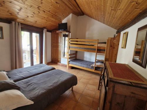 - une chambre avec un lit et des lits superposés dans l'établissement Chalet 11 pers, 5 ch, pied des pistes, balcon, parking, Wi-Fi, cheminée, Serre Chevalier - FR-1-762-27, à Saint-Chaffrey