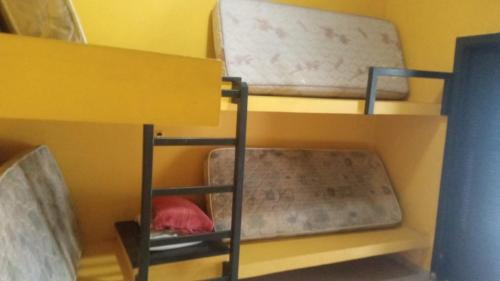 a bunk bed in a room with a bunk bed at Casa com piscina in Guarujá