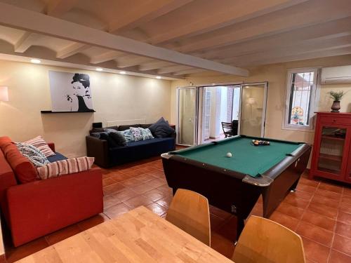 Ramblas Rentals Central Duplex 4BR Terrace Pool Table & Ping Pong