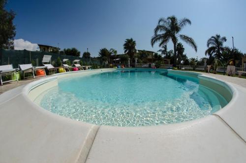 una gran piscina de agua azul en La Pajara, en Nardò