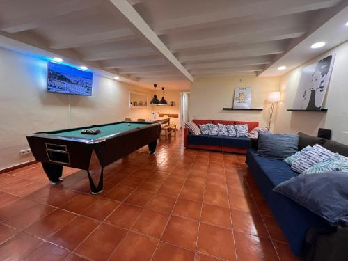 Ramblas Rentals Central Duplex 4BR Terrace Pool Table & Ping Pong
