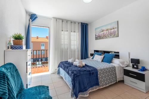 カンデラリアにあるCasa Brisas De Candelariaのベッドと大きな窓のある寝室