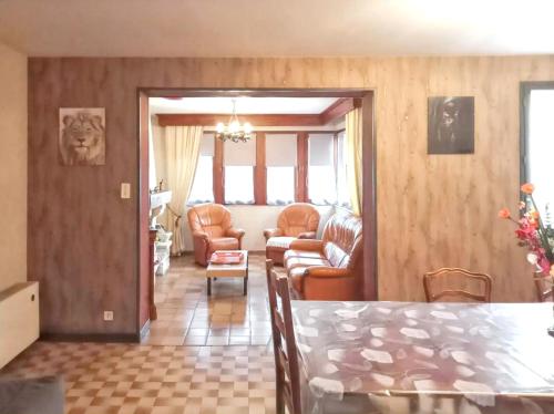 - un salon avec un canapé et des chaises dans l'établissement Maison avec jardin à Vierzon, à Vierzon