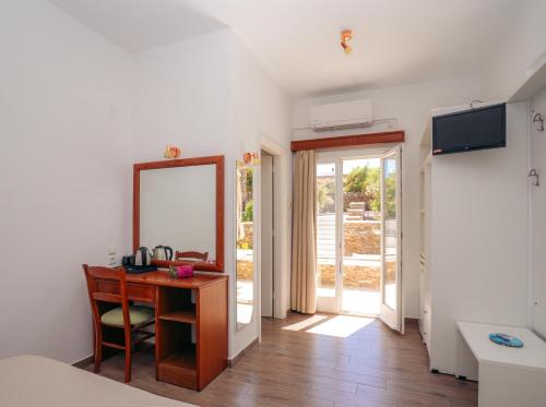 a room with a desk with a mirror and a mirror at Arhontou in Apollonia