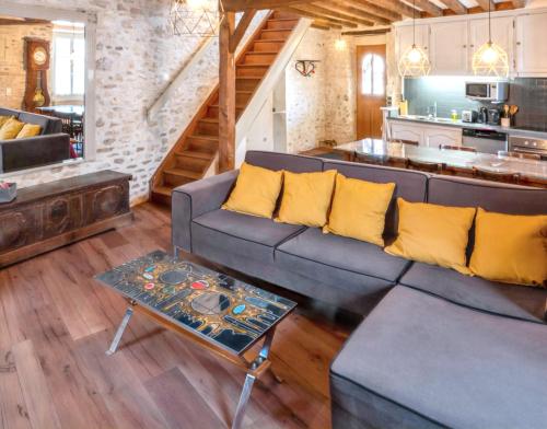 un salon avec un canapé et une table dans l'établissement Maison charmante proche de Montlognon avec jardin clôturé., à Montlognon