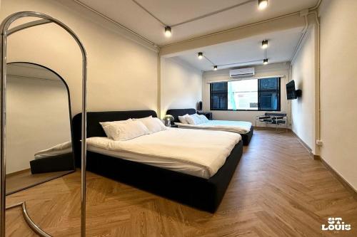 Postel nebo postele na pokoji v ubytování Saint Louis Stay