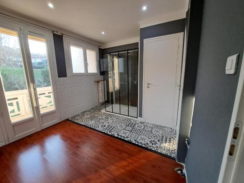 Cette chambre dispose d'une douche avec une porte en verre. dans l'établissement Le brin de soleil reposant, à Saint-Maurice-lʼExil