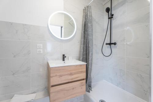 une salle de bain avec une baignoire, un lavabo et une douche dans l'établissement Beautiful apartment 2 pers Gare Mulhouse, à Mulhouse