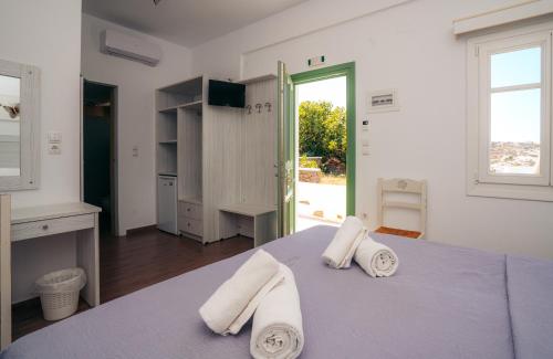 a white room with a table with towels on it at Arhontou in Apollonia