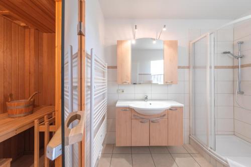 a bathroom with a sink and a shower at Gartendeck 501 in Rechlin